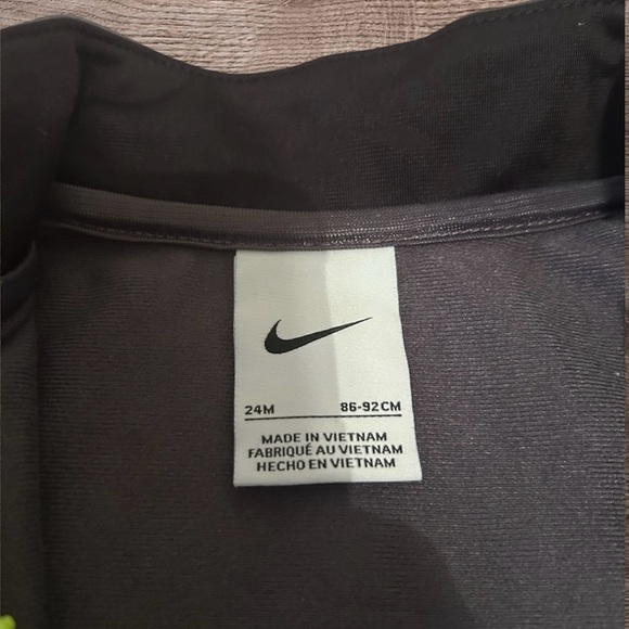 Nike Kids' Gray and Black Tracksuit with Neon Accents - Picture 6 of 6